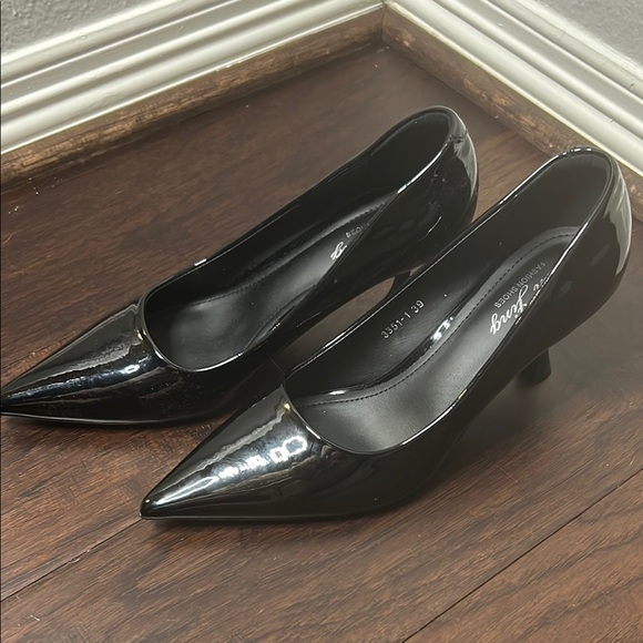Elegant Black Patent Leather Heels - Picture 3 of 6